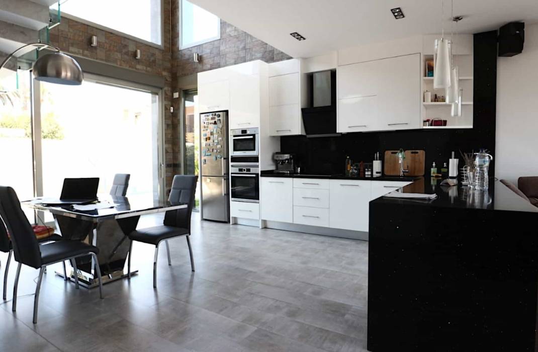 Resale - Villa - Torrevieja
