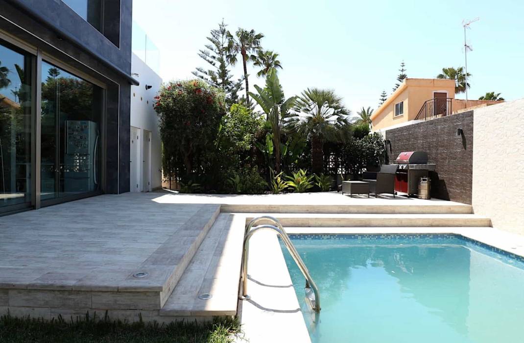 Resale - Villa - Torrevieja