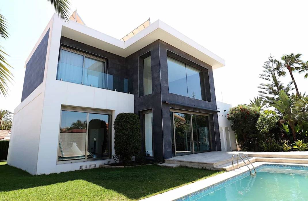 Resale - Villa - Torrevieja