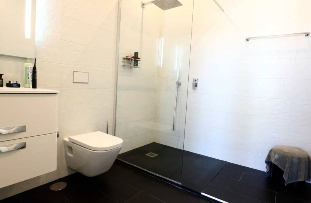 Resale - Villa - Torrevieja