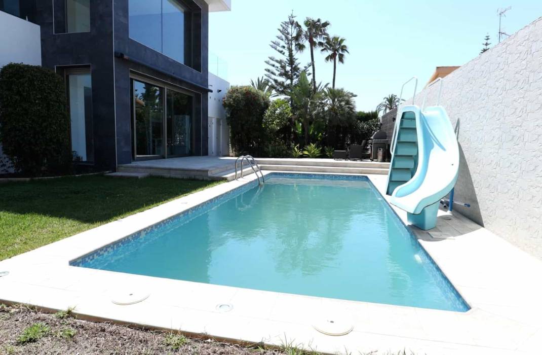 Resale - Villa - Torrevieja
