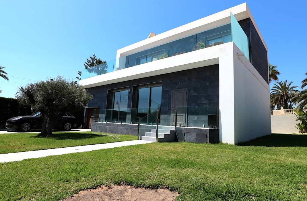 Resale - Villa - Torrevieja