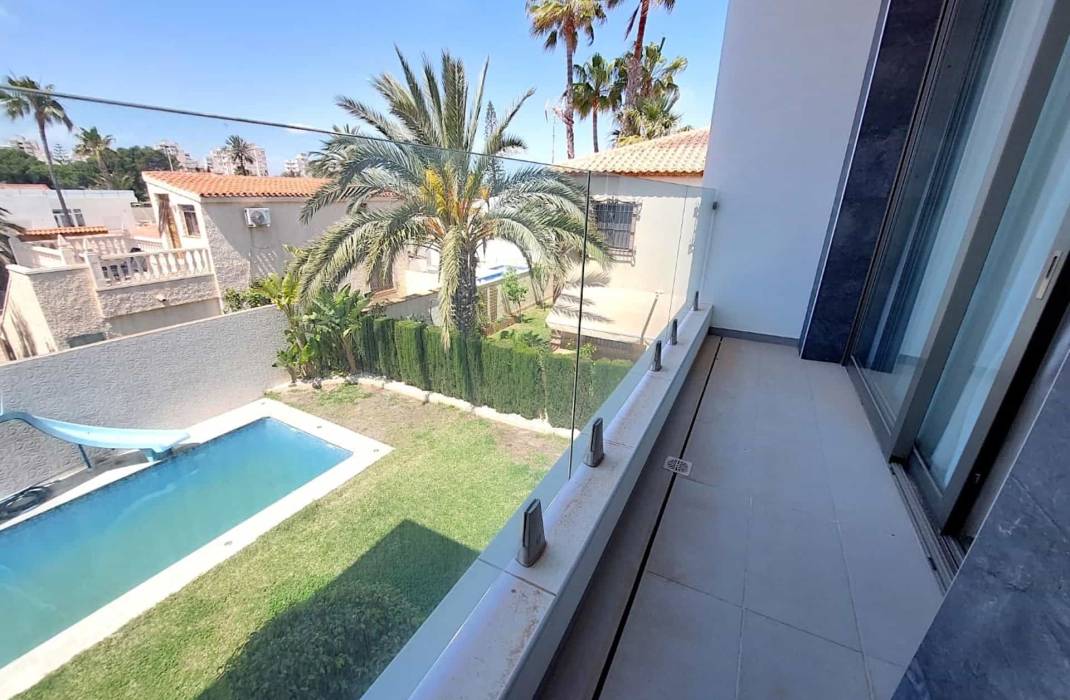 Resale - Villa - Torrevieja