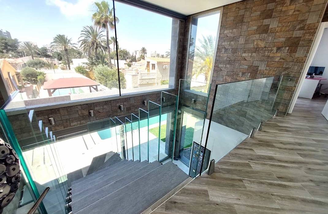 Resale - Villa - Torrevieja