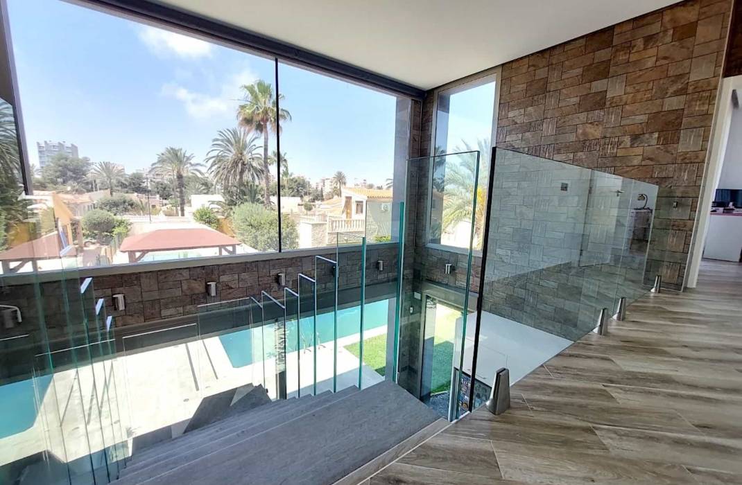 Resale - Villa - Torrevieja