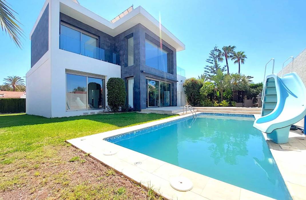 Resale - Villa - Torrevieja