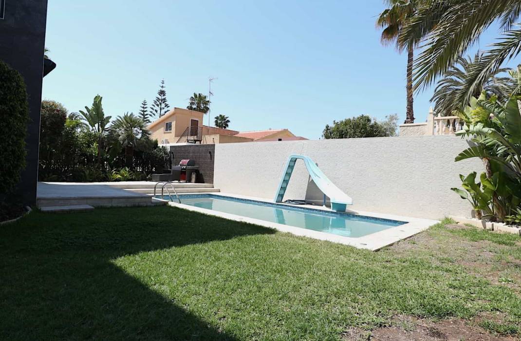 Resale - Villa - Torrevieja