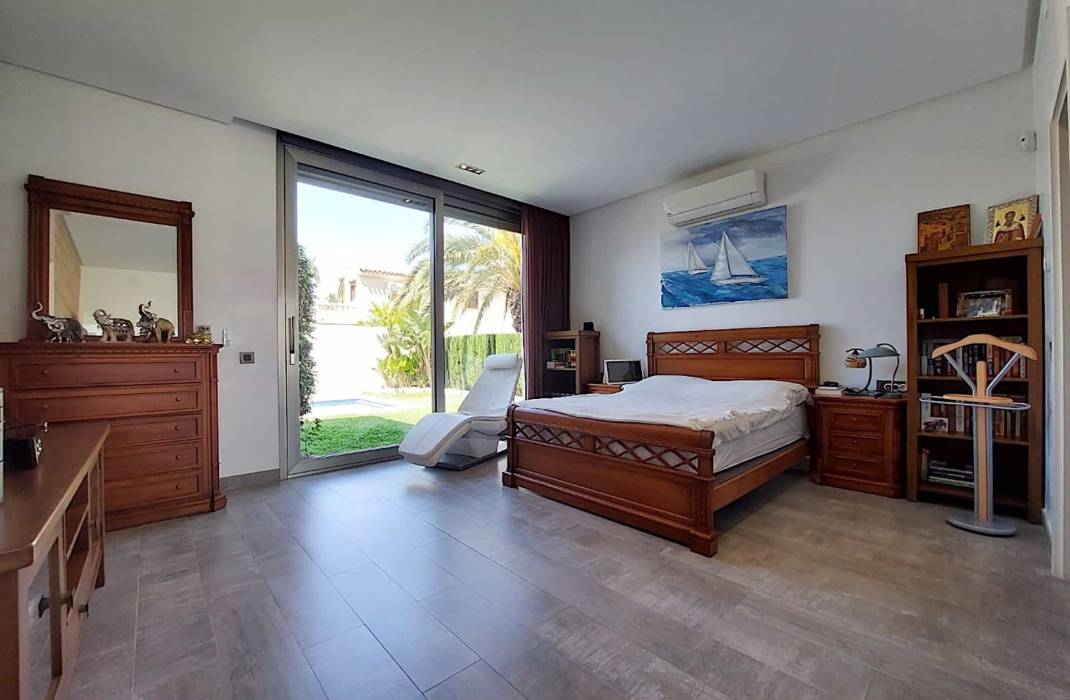 Resale - Villa - Torrevieja