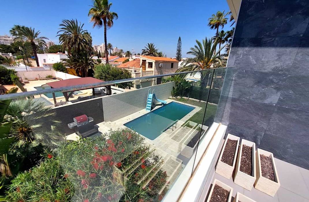 Resale - Villa - Torrevieja