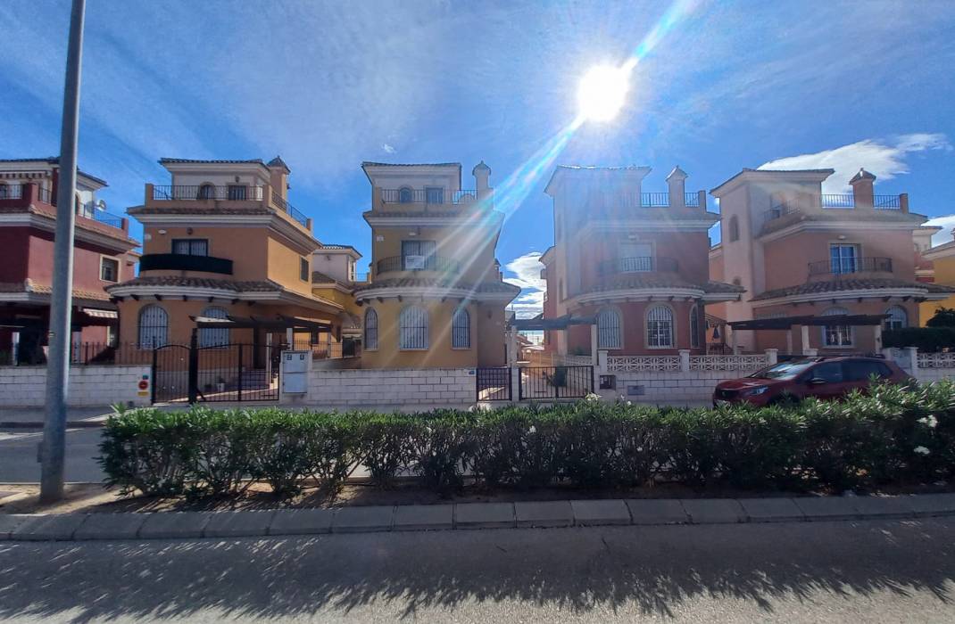 Venta - Villa independiente - Los Montesinos - La Herada