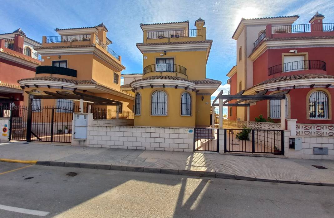 Venta - Villa independiente - Los Montesinos - La Herada