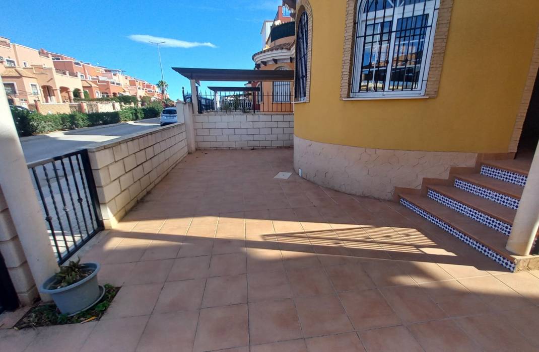 Venta - Villa independiente - Los Montesinos - La Herada