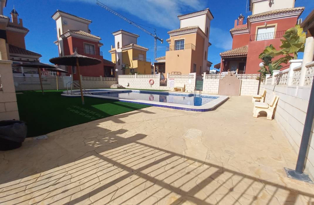 Venta - Villa independiente - Los Montesinos - La Herada