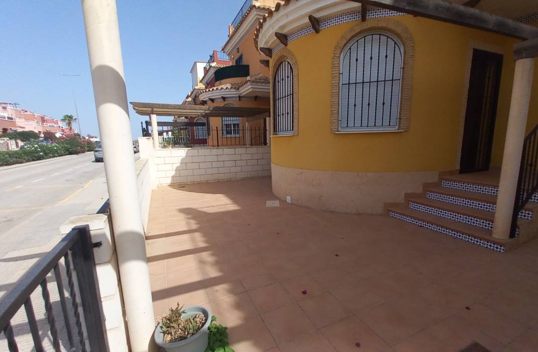 Venta - Villa independiente - Los Montesinos - La Herada