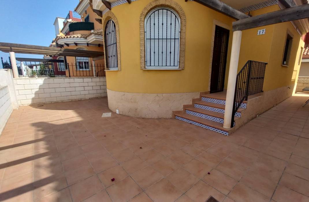 Venta - Villa independiente - Los Montesinos - La Herada