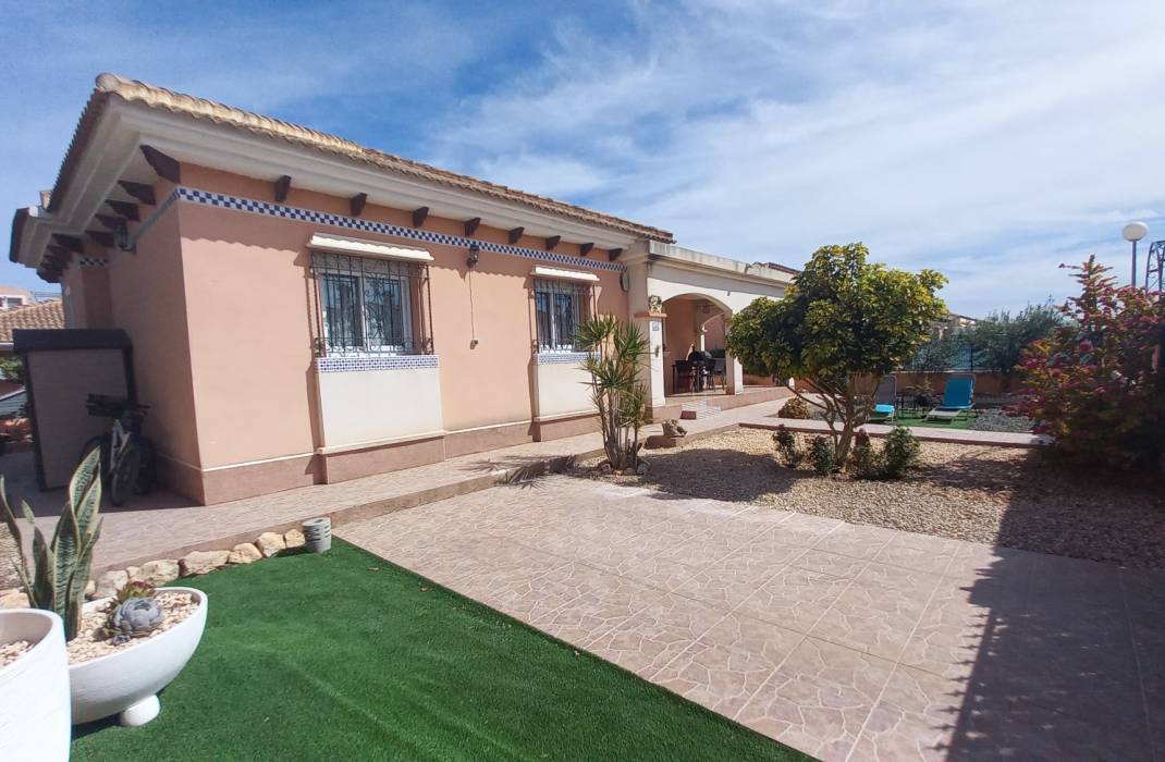 Venta - Villa independiente - Los Montesinos - La Herrada