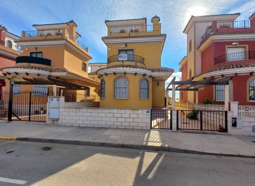 Villa independiente - Venta - Los Montesinos - La Herada